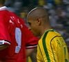 Brasil x Noruega na Copa: há 28 anos, jogo teve triste coincidência com morte precoce de cantor; famoso lutou por 2 meses contra doença rara e agressiva - na foto, Roberto Carlos deixa o campo após derrota de 2x1