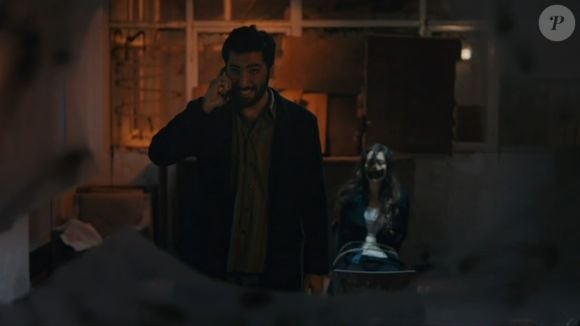 Cengiz deixa Melek e Zeynep se despedirem por telefone na novela 'Mãe'