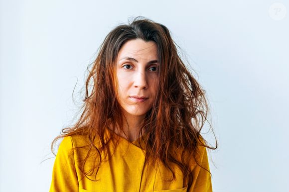 Tendência que defende menos shampoo ganha força nas redes, enquanto médica chama atenção para riscos como coceira e inflamação
