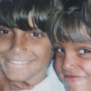 Bruno Gissoni é o mais velho dos três irmãos. Rodrigo Simas é o irmão do meio, e o caçula é Felipe Simas.