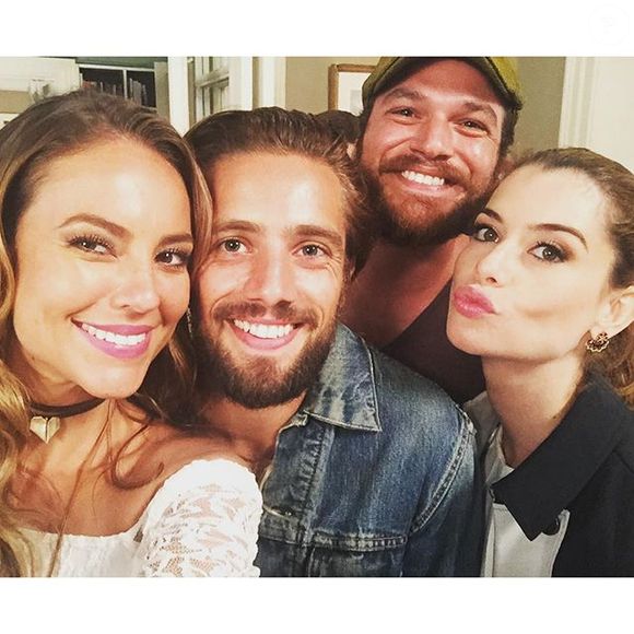 Paola Oliveira posou com Alinne Moraes, Rafael Cardoso e Emílio Dantas nos bastidores de 'Além do Tempo' em 2016