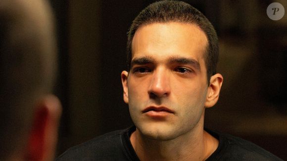 Doente, Afonso (Humberto Carrão) pediu que Heleninha (Paolla Oliveira)cuidasse de seus filhos quando nascerem