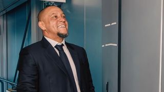 Roberto Carlos passa por complicações durante cirurgia de 3h no coração; saiba real estado de saúde do ex-jogador da Seleção do Brasil