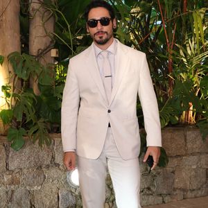 Pedro Carvalho: Esbanjou sofisticação em um terno de linho off-white bem estruturado, usado sem camisa e combinado com um lenço estampado em tons claros amarrado ao pescoço. O look contou ainda com lenço de bolso coordenado, óculos de sol de lentes escuras e sapatos de couro marrom