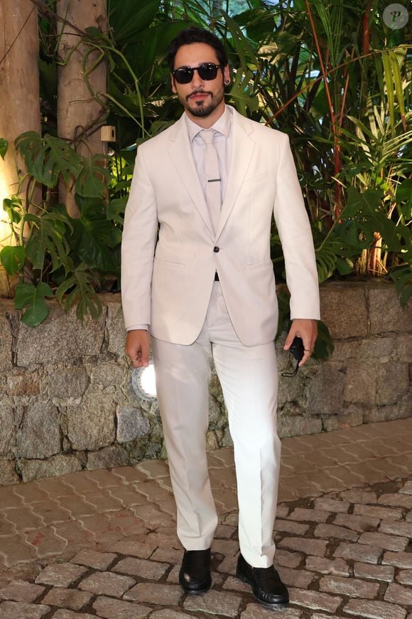 Pedro Carvalho: Esbanjou sofisticação em um terno de linho off-white bem estruturado, usado sem camisa e combinado com um lenço estampado em tons claros amarrado ao pescoço. O look contou ainda com lenço de bolso coordenado, óculos de sol de lentes escuras e sapatos de couro marrom