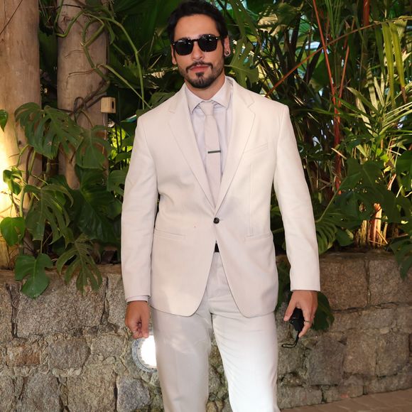 Pedro Carvalho: Esbanjou sofisticação em um terno de linho off-white bem estruturado, usado sem camisa e combinado com um lenço estampado em tons claros amarrado ao pescoço. O look contou ainda com lenço de bolso coordenado, óculos de sol de lentes escuras e sapatos de couro marrom
