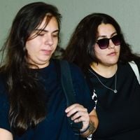 Filha de Gerson Brenner e Denize Taccto, Vica Brenner chora morte do pai famoso em velório do ator, ícone dos anos 1990