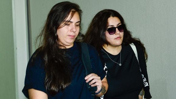 Filha de Gerson Brenner e Denize Taccto, Vica Brenner chora morte do pai famoso em velório do ator, ícone dos anos 1990