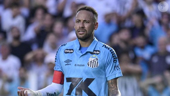 Neymar atualmente joga no Santos e, para participar de 'A Fazenda 2025', provavelmente teria que pagar uma multa por questões contratuais