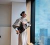 Em tom areia com nuances de bege e nude, a sapatilha da Constance é uma escolha versátil que harmoniza com produções em branco, off-white, caramelo e marrom, criando looks elegantes e atemporais como esse de Juliana Paes
