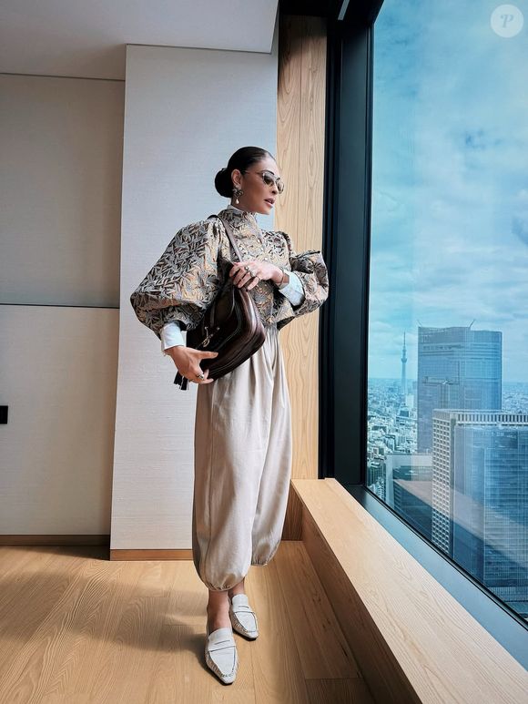 Em tom areia com nuances de bege e nude, a sapatilha da Constance é uma escolha versátil que harmoniza com produções em branco, off-white, caramelo e marrom, criando looks elegantes e atemporais como esse de Juliana Paes