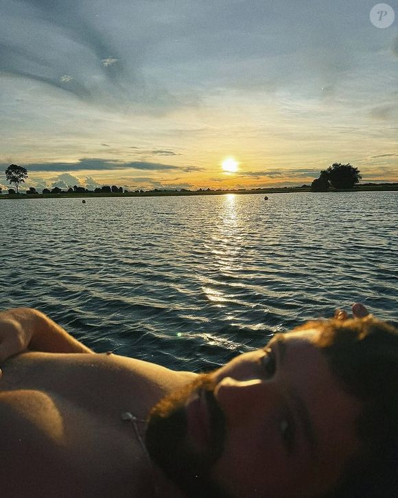 Alguns internautas na web notaram a postura discreta de Bruna Marquezine e a ausência em algumas fotos.