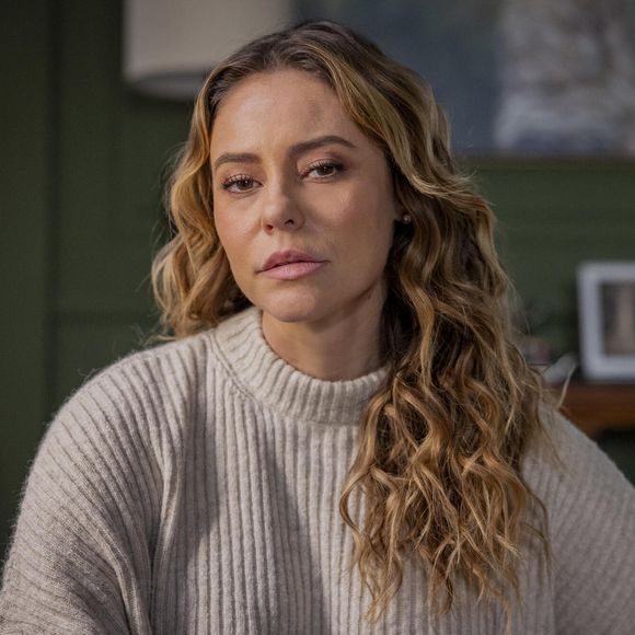 Heleninha (Paolla Oliveira) pede que Odete Roitman (Debora Bloch) não prejudique Ivan (Renato Góes) na empresa, após o fim do casamento, nos próximos capítulos da novela 'Vale Tudo'.