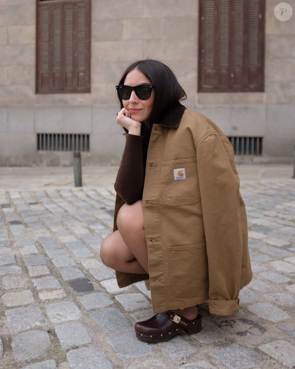 Agora com a aproximação da primavera e dias mais quentes, nossos pés estão em transição de modelos fechados para calçados mais leves, e os tamancos são a melhor maneira de lidar com a mudança.