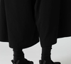 Originalidade, conforto e materiais sofisticados estão entre os destaques do mocassim de Yohji Yamamoto, um calçado de luxo que custa cerca de R$ 4.460 em conversão direta e promete ser usado por várias temporadas