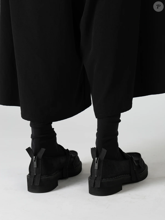 Originalidade, conforto e materiais sofisticados estão entre os destaques do mocassim de Yohji Yamamoto, um calçado de luxo que custa cerca de R$ 4.460 em conversão direta e promete ser usado por várias temporadas