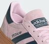 Uma camisa em tom rosa-pastel que harmonize com o rosado do Handball Spezial Clear Pink é uma ótima escolha