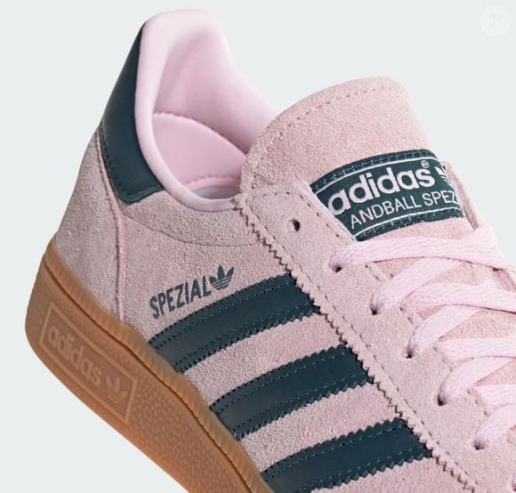Uma camisa em tom rosa-pastel que harmonize com o rosado do Handball Spezial Clear Pink é uma ótima escolha