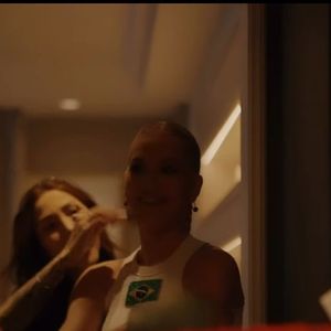Virgínia Fonseca sorriu ao receber o buquê gigante