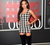 Vestido curto xadrez da cantora Tinashe em premiação é aposta descolada para quem ama comprimento míni