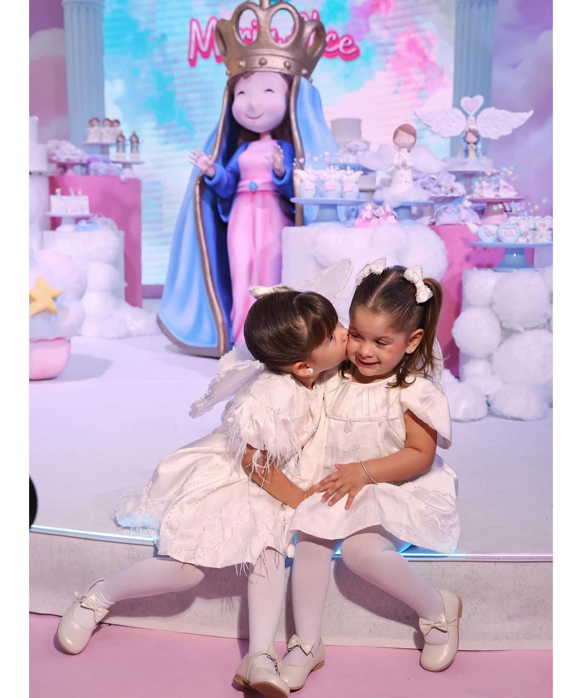 Foto: Maria Alice e Maria Flor protagonizam cena espontânea ao disputarem  microfone durante a festa, arrancando risadas dos convidados - Purepeople