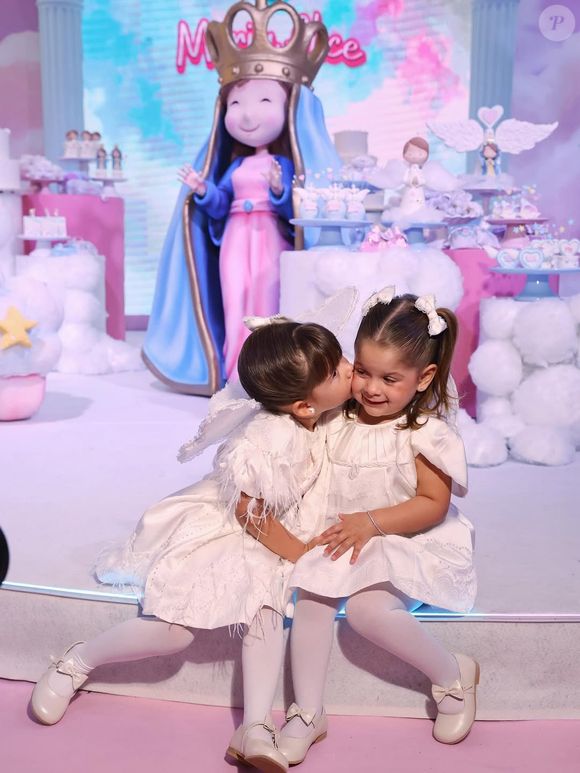 Maria Alice e Maria Flor protagonizam cena espontânea ao disputarem microfone durante a festa, arrancando risadas dos convidados