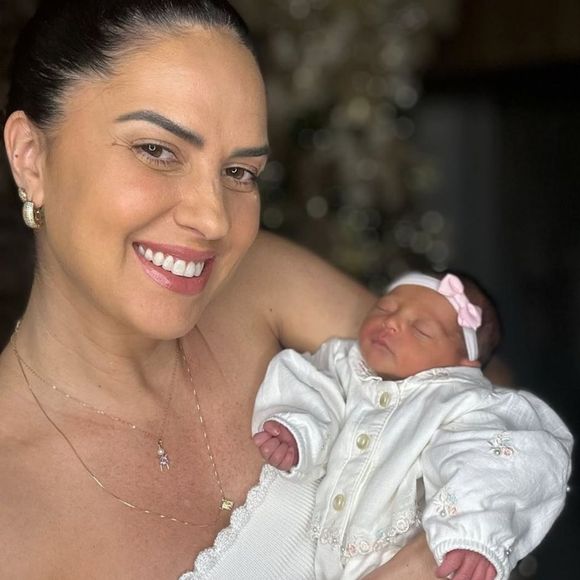 Graciele Lacerda celebrou a chegada de 2025 ao lado da filha recém-nascida Clara.