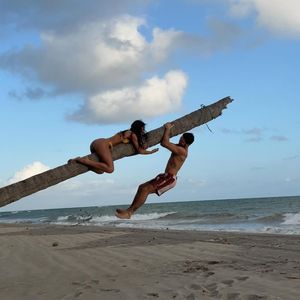 No segundo registro compartilhado por João Guilherme, Bruna Marquezine, sua namorada, aparece apoiada ao tronco da árvore, usando um biquíni amarelo, enquanto ele está se segurando no vegetal, na parte inferior. Vários internautas deixaram comentários fofos na web.