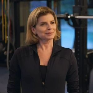 Odete Roitman (Debora Bloch) vai para a cama co Igor (Bernardo Velasco), personal de Afonso (Humberto Carrão)