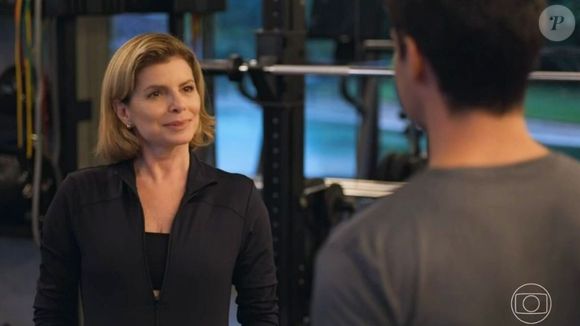 Odete Roitman (Debora Bloch) vai para a cama co Igor (Bernardo Velasco), personal de Afonso (Humberto Carrão)