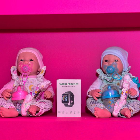 Deolane Bezerra surpreendeu ao presentear as amigas da filha Valentina com bebês reborn de R$ 2,7 mil cada