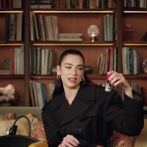 A bolsa de Dua Lipa reúne objetos pessoais, lembranças de viagens e itens usados durante a rotina de shows