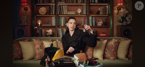A bolsa de Dua Lipa reúne objetos pessoais, lembranças de viagens e itens usados durante a rotina de shows