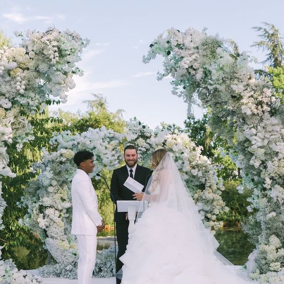 Com decoração clássica em tons de branco, a celebração teve clima intimista e elegante. Gabriely chamou atenção com um vestido de noiva volumoso, com saia em camadas e véu longo, em um visual digno de conto de fadas.