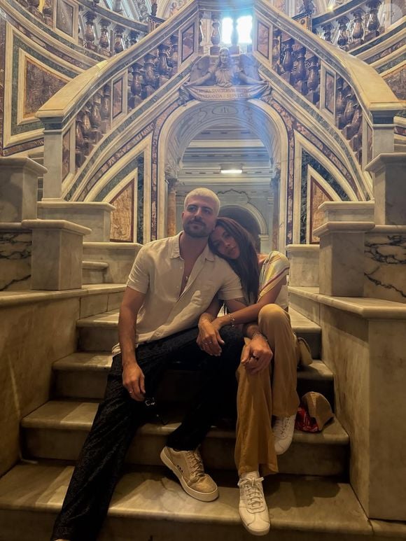 Anitta e o namorado Ian Bortolanza com 'novo rosto'