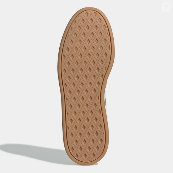 A entressola amortecida e a língua têxtil macia estão entre as características do Tênis Adidas Breaknet Sleek Suede Feminino. De acordo com a descrição comercial, esses elementos fazem parte da proposta de conforto do modelo, que também conta com modelagem padrão