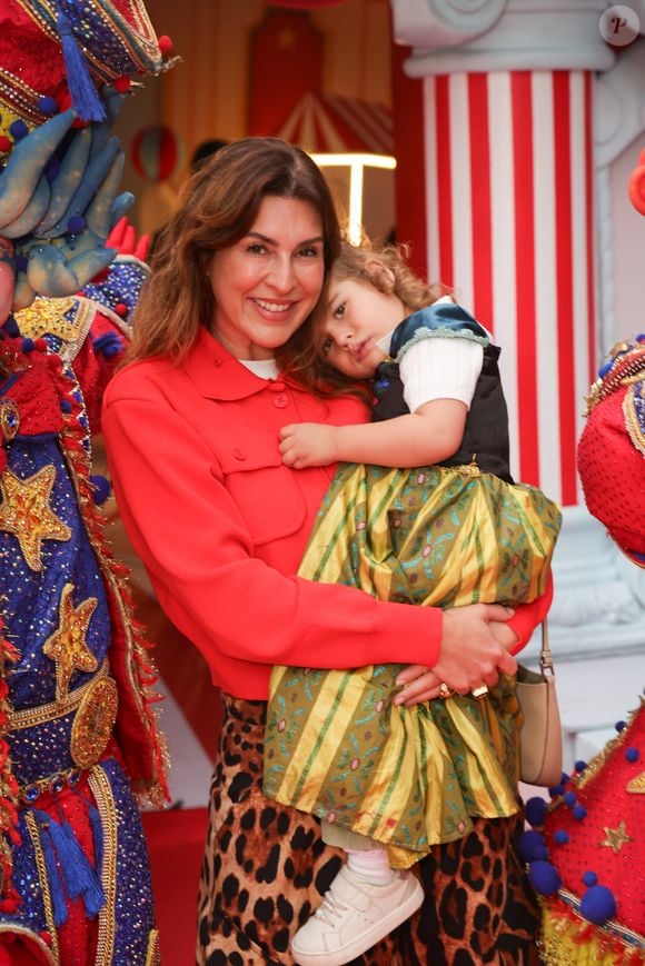 Fernanda Paes Leme e a filha Pilar no aniversário de 1 ano de Bento, filho de Thiaguinho e Carol Peixinho