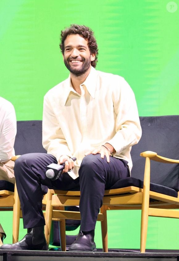 Cauã Reymond ameaçou Humberto Carrão e disse que se o colega de elenco voltasse a tocar em seu braço, partiria para cima dele, segundo a coluna 'Veja Gente'