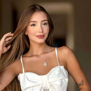 Para reproduzir o detalhe delicado do busto usado por Ivete Sangalo, o cropped de laço da Shein surge como complemento ideal para a produção e custa a partir de R$ 27,99