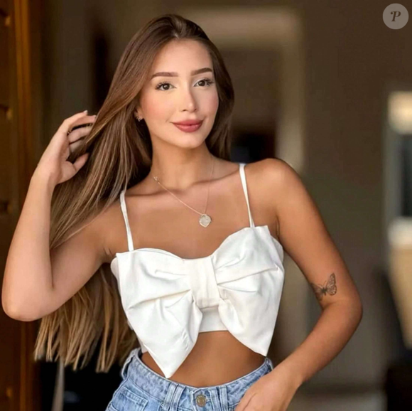 Para reproduzir o detalhe delicado do busto usado por Ivete Sangalo, o cropped de laço da Shein surge como complemento ideal para a produção e custa a partir de R$ 27,99