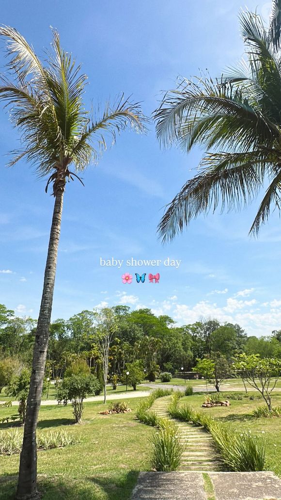 Camila Queiroz celebrou o chá de bebê de sua primeira filha com Klebber Toledo neste sábado (25)