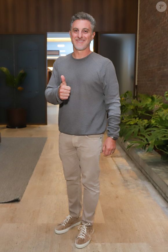 Luciano Huck afastou polêmica após pedido a indígenas para não usarem celular em gravação para a Globo: 'Não se tratou de impor qualquer tipo de limitação cultural ou de consumo. Foi apenas uma decisão de direção de arte'
