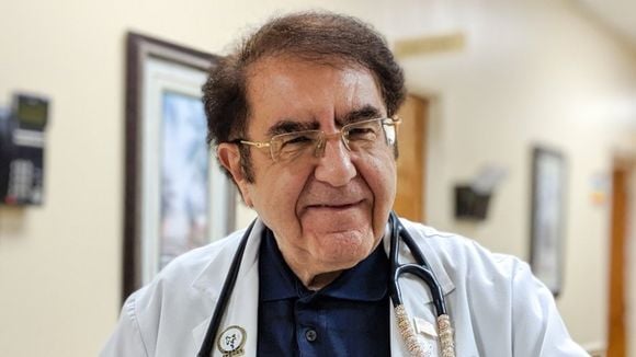Passou em 'Quilos Mortais' e ninguém percebeu: um detalhe envolvendo o Dr. Now, hoje aos 80 anos, é a sua marca registrada no reality show