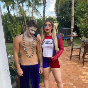 Zé Felipe e Virgínia estavam fantasiados para uma festa de Halloween nesta foto