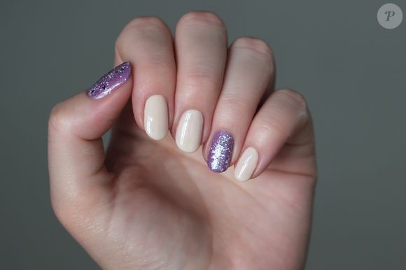 O esmalte com glitter é opção de muitas mulheres vaidosas na época de Carnaval