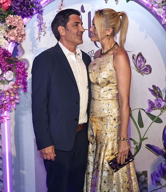 Ana Hickmann e Edu Guedes apareceram juntos na comemoração dos 40 anos da Rommanel e trocaram beijos diante dos fotógrafos