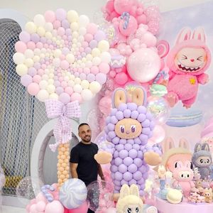 O artista plástico Alisson Vasconcelos veio da Itália para trabalhar na montagem. Ele será o responsável pelos 10 mil balões que farão parte da estrutura