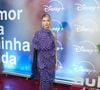 Cor de roupa: escolha ideal pode passar sensação de mais harmonia - foto ilustrativa de Alanis Guillen, com vestido azul, uma das tonalidades associadas à pessoas inteligentes