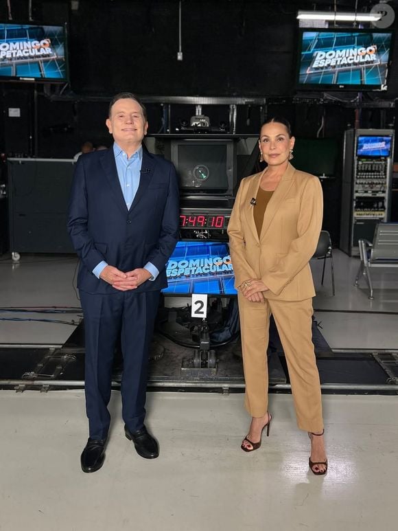 Carolina Ferraz se viu envolvida em rumores de reclamações de maquiadoras e rixa com Roberto Cabrini