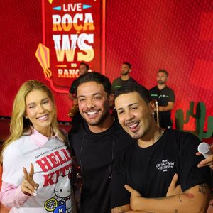 Durante a live da WePink no Rancho do Carlinhos Maia, Virgínia escolheu uma t-shirt com manga curta e gola careca com estampa da personagem japonesa,